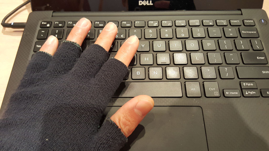 冬のスマホ Pc作業に必需品 ぼろくなった手袋を指なしに改造