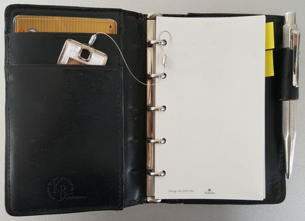 ミニマリストが10年使い込んだKNOXのミニ5穴手帳、ピアス
